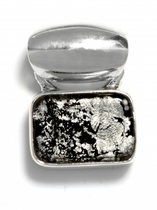 Pendente Piccolo - Nero   Pendente fatto a mano in argento naturale 925 con autentico Vetro di Murano realizzato con tecnica a lume contenente foglia d'oro 24Kt per un effetto setoso e opalescente dim.= 2,5x2cm
