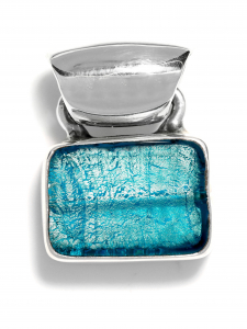 Pendente Piccolo - Turchese   Pendente fatto a mano in argento naturale 925 con autentico Vetro di Murano realizzato con tecnica a lume contenente foglia d'oro 24Kt per un effetto setoso e opalescente dim.= 2,5x2cm