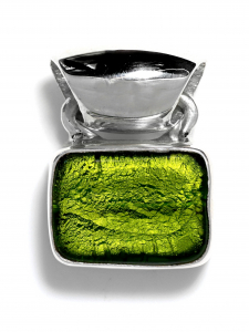Pendente Piccolo - Verde Erba   Pendente fatto a mano in argento naturale 925 con autentico Vetro di Murano realizzato con tecnica a lume contenente foglia d'oro 24Kt per un effetto setoso e opalescente dim.= 2,5x2cm