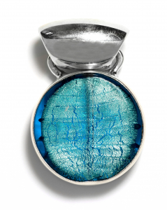Pendente Tondo - Turchese  Pendente fatto a mano in argento naturale 925 con autentico Vetro di Murano realizzato con tecnica a lume contenente foglia d'oro 24Kt per un effetto setoso e opalescente dim.= 4x2,5cm