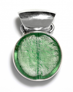Pendente Tondo - Verde Giada  Pendente fatto a mano in argento naturale 925 con autentico Vetro di Murano realizzato con tecnica a lume contenente foglia d'oro 24Kt per un effetto setoso e opalescente dim.= 4x2,5cm